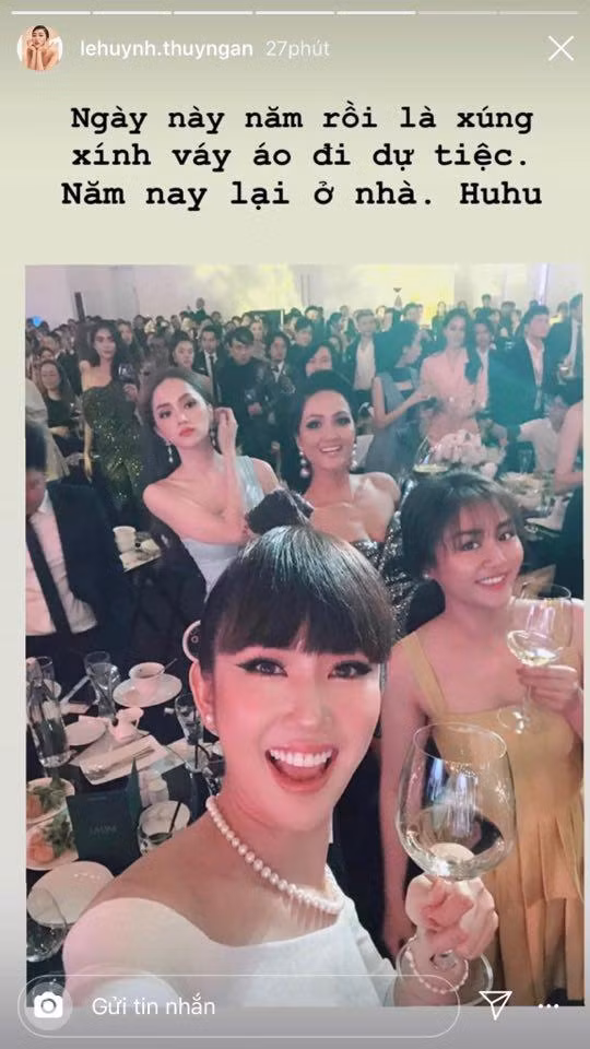 Đây không phải lần đầu tiên mỹ nhân chuyển giới được nhận xét lấn át nhân vật chính. Trước đó, Hương Giang từng nhiều lần "dìm hàng" đồng nghiệp vì nhan sắc, thần thái hơn người. Cách đây không lâu, nữ diễn viên Thúy Ngân chia sẻ lại hình ảnh cũ với hội chị em. Tuy nhiên, điều khiến dân mạng "dậy sóng" là nhan sắc của Hương Giang. Dù vô tình lọt vào khung hình của Thúy Ngân nhưng Hương Giang vẫn tỏa sáng.