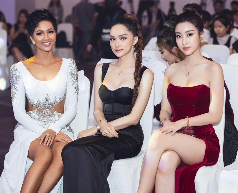 Hương Giang, H'Hen Niê và Đỗ Mỹ Linh đọ dáng trong cùng khung hình.