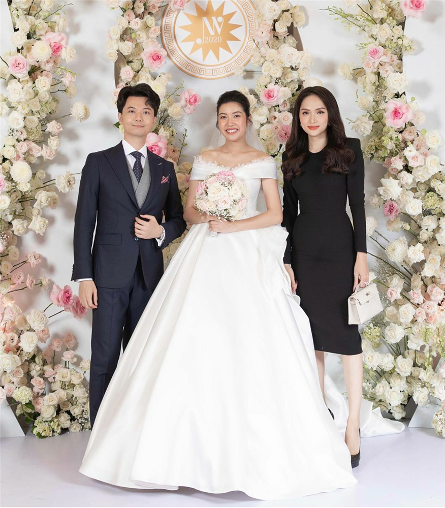 Mới đây, Hương Giang đăng tải bức hình chụp cùng Thúy Vân và chồng mới cưới của Á hậu. Theo đó, trong ngày trọng đại của đàn em, Hương Giang đã tới chúc mừng. Diện chiếc đầm đen bó sát, Hoa hậu Chuyển giới Quốc tế 2018 vui vẻ chụp hình cùng vợ chồng Thúy Vân. Ngay khi đăng tải, hình ảnh Hoa hậu Chuyển giới Quốc tế 2018 bên Thúy Vân nhanh chóng thu hút sự quan tâm từ phía cộng đồng mạng. Nhiều người bày tỏ sự khen ngợi, thích thú với sự thông minh, tinh tế của cô khi đi đám cưới. Thay vì diện những bộ đầm sáng màu, kiểu cách sang trọng, Hương Giang chọn đồ đen tối giản để tránh nổi bật hơn cô dâu. Tuy nhiên, cũng không ít ý kiến cho rằng dù đã cố gắng không "dìm hàng" Thúy Vân nhưng sắc vóc Hương Giang vẫn có phần nổi bật.