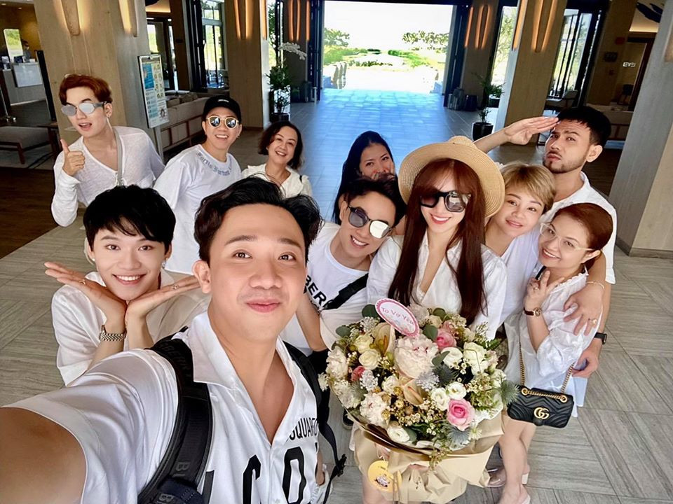 Nổi tiếng yêu chiều vợ, Trấn Thành còn cho thấy độ chịu chơi khi chủ trì chuyến đi Vũng Tàu để mừng sinh nhật Hari Won. Hội bạn thân showbiz của vợ chồng Xìn - Ri cũng đồng hành góp vui trong chuyến đi này.