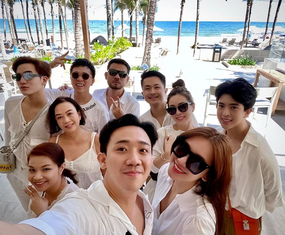 Trấn Thành mừng sinh nhật Hari Won bằng chuyến du lịch biển.