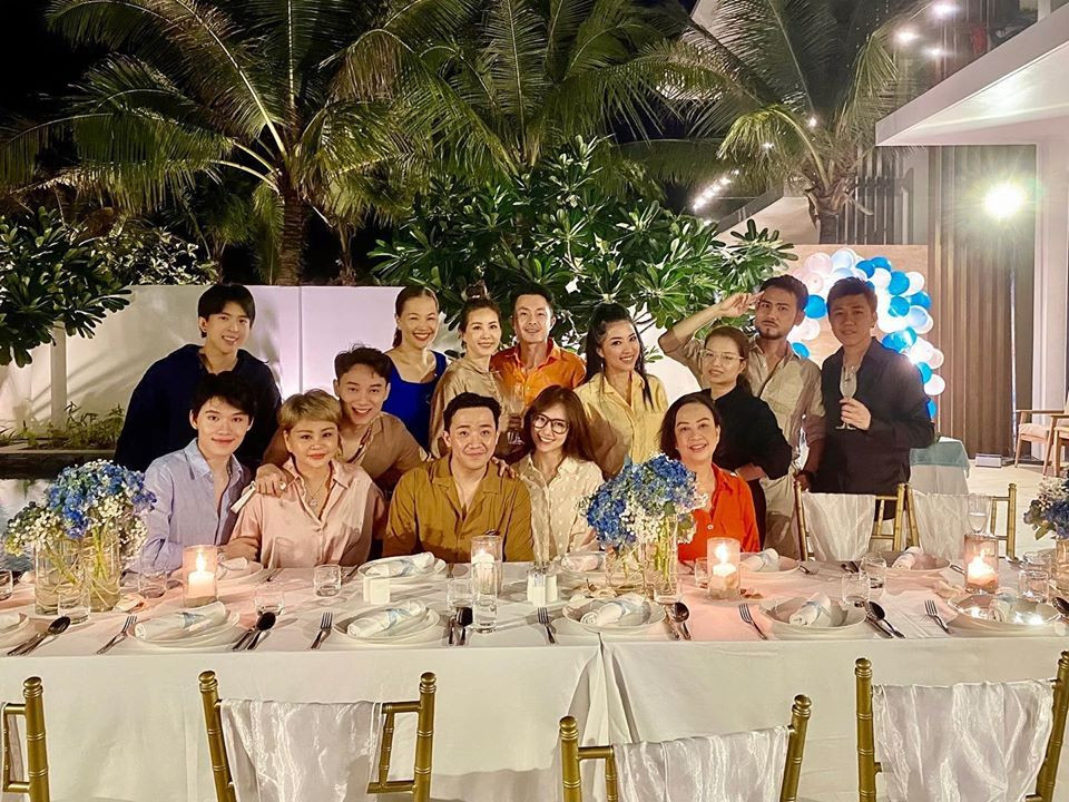 Tất cả có bữa tối sang chảnh, đầm ấm trong khuôn viên resort sang chảnh. Với những hình ảnh chia sẻ, Hari Won dường như có một sinh nhật vô cùng trọn vẹn. Nhưng không, tới cuối ngày nữ ca sĩ mới chia sẻ về sự cố "để đời" trong ngày vui của mình.