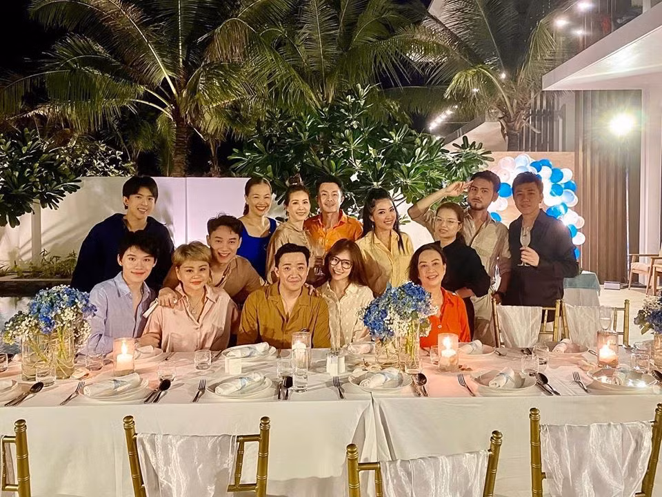 Tất cả có bữa tối sang chảnh, đầm ấm trong khuôn viên resort sang chảnh. Với những hình ảnh chia sẻ, Hari Won dường như có một sinh nhật vô cùng trọn vẹn. Nhưng không, tới cuối ngày nữ ca sĩ mới chia sẻ về sự cố "để đời" trong ngày vui của mình.