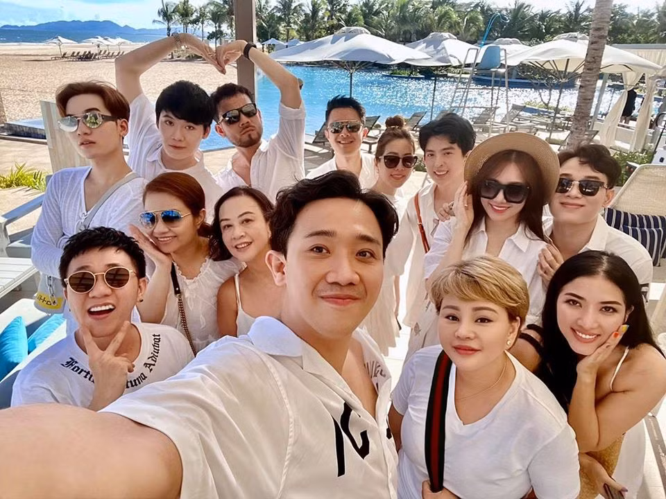 Hội bạn thân showbiz đồng hành cùng vợ chồng A Xìn.