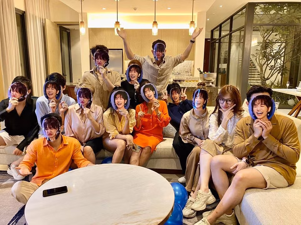 Trò ghép mặt siêu quậy của nhóm bạn "lầy lội".