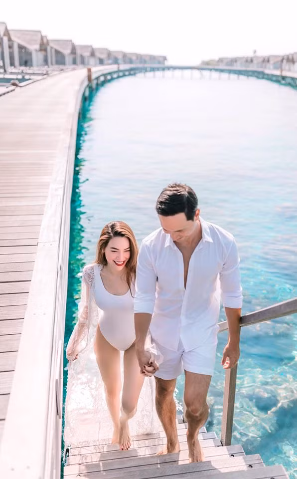 Trong loạt ảnh kỳ niệm, Hồ Ngọc Hà và Kim Lý có những khoảnh khắc vô cùng lãng mạn.