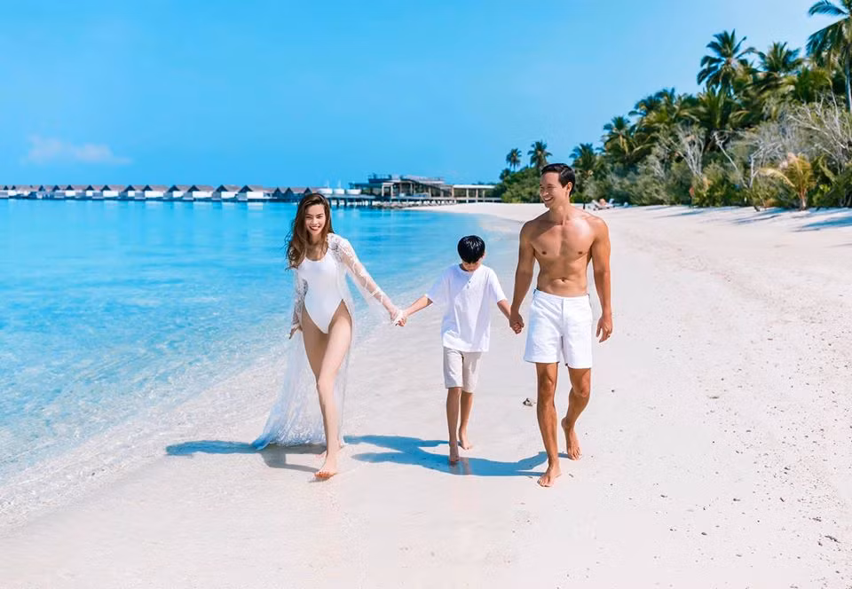 Cậu nhóc được cặp đôi quan tâm, chiều chuộng.