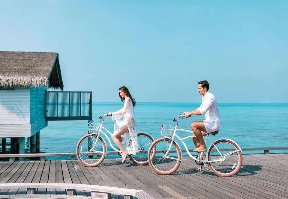 "Tạm biệt Maldives, một kỷ niệm rất đẹp. Subeo luôn nhớ mãi những chuyến đi, những khoảnh khắc dành cho nhau có dấu ấn. Đây là giây phút được lưu lại một buổi sáng chói chang không ai mở mắt nổi...", nữ ca sĩ chia sẻ.