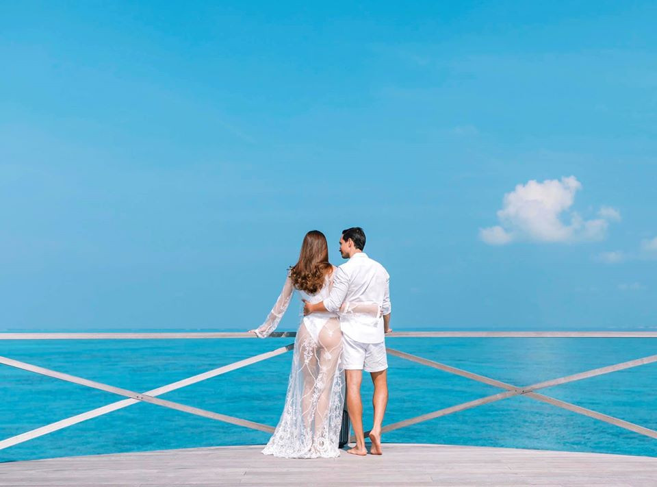 Hồ Ngọc Hà để lộ vòng 3 căng tròn lấp ló khi tạo dáng cùng Kim Lý.