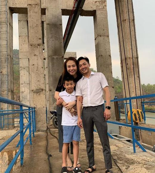 Cậu bé cũng rất vui vẻ khi đi du lịch chung, đi chơi cùng bố và mẹ kế.