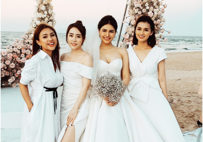 Theo chia sẻ của dàn khách mời, hôn lễ của Phanh Lee và bạn trai khá xúc động. Bạn bè đều cảm thấy hạnh phúc khi nữ diễn viên tìm được bến đỗ bình yên.