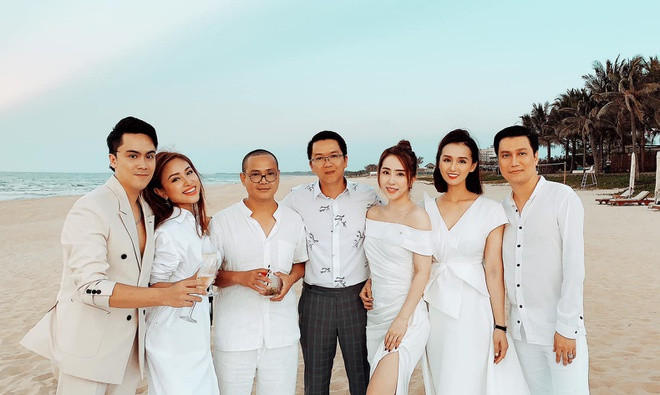 Các diễn viên, nghệ sĩ miền Bắc có mặt tại buổi tiệc để chúc phúc cho cô dâu - chú rể. Trước đó, trong ngày vui của Phanh Lee (20/6), một số trang mạng đăng tải thông tin cho rằng ông xã của nữ diễn viên từng kết hôn. Cô đã lên tiếng bác bỏ ngay sau đó. Cô khẳng định: "Chúng em đều là những người cưới lần đầu, nên đều rất háo hức và chờ đợi ngày hôm nay".