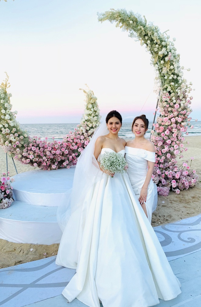 Phanh Lee là người kín tiếng chuyện tình cảm, nên đến ngày trọng đại, cô vẫn giữ bí mật mọi thông tin về chú rể. Theo một số nguồn tin, ông xã cô là tổng giám đốc một tập đoàn lớn.