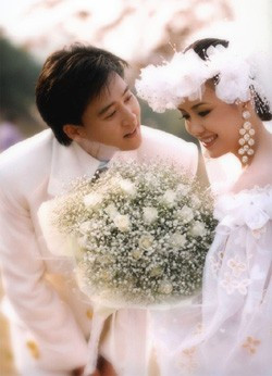 Sau khi lập gia đình, Ha Hee Ra tình nguyện rút lui khởi showbiz, về chăm sóc gia đình và dồn toàn lực hỗ trợ sự nghiệp của chồng.