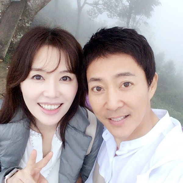 Ở tuổi 58, Choi Soo Jong được nhận xét sở hữu vóc dáng dẻo dai và khuôn mặt trẻ trung hơn tuổi. Nhiều ý kiến cho rằng anh là người có cuộc sống êm ấm nhất trong dàn sao Mối tình đầu.