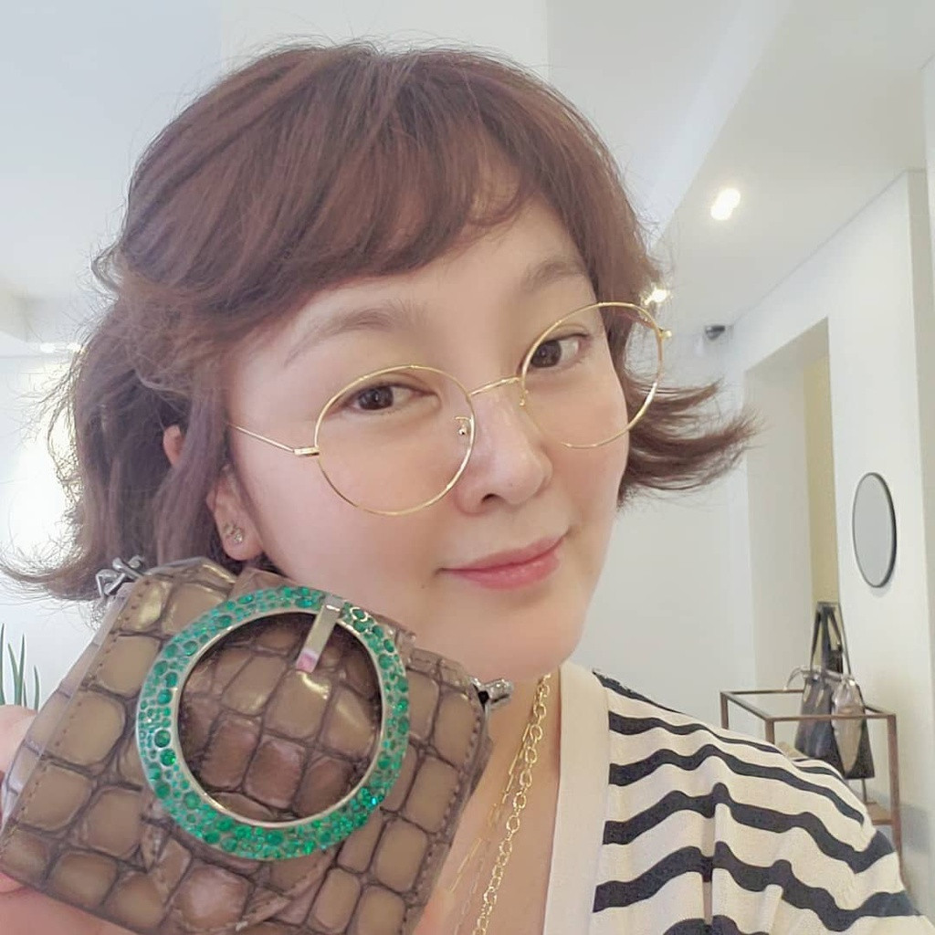 Giờ đây, ở tuổi 52, mỹ nhân Mối tình đầu trông già nua, kém sắc và luôn bị khán giả coi là vết nhơ của lịch sử nhan sắc xứ kim chi.