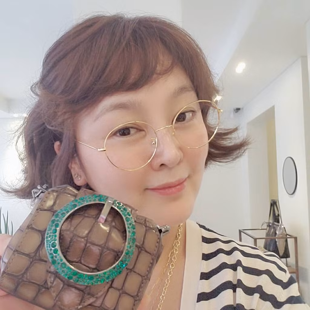 Giờ đây, ở tuổi 52, mỹ nhân Mối tình đầu trông già nua, kém sắc và luôn bị khán giả coi là vết nhơ của lịch sử nhan sắc xứ kim chi.