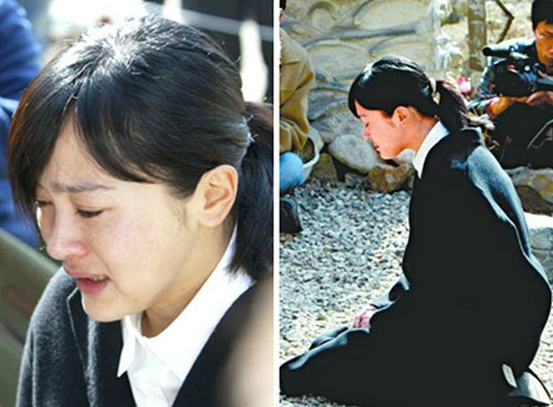 Đầu thập niên 2000, khi đang ở trên đỉnh cao của sự nghiệp, Lee Seung Yeon bị phát hiện lái xe không có bằng lái. Vụ việc khiến danh tiếng của cô xuống dốc. Năm 2004, với hy vọng lấy lại danh tiếng đã mất, á hậu sinh năm 1968 quyết định chụp bộ ảnh mang tên Những nô lệ tình dục kể về "phụ nữ giải khuây" (phụ nữ Hàn bị ép làm nô lệ tình dục trong giai đoạn chiến tranh với Nhật) với nhiều hình ảnh hở hang phản cảm. Bộ ảnh này lại khiến cô bị chỉ trích nặng nề, nhiều người còn yêu cầu cô tử tự vì xúc phạm đến lịch sử nước nhà. Lee Seung Yeon phải mở họp báo tại trại dưỡng lão và quỳ xuống xin lỗi những "phụ nữ giải khuây" trước sự chứng kiến của truyền thông. Tuy nhiên, hành động này cũng không thể cứu vãn sự nghiệp của cô.