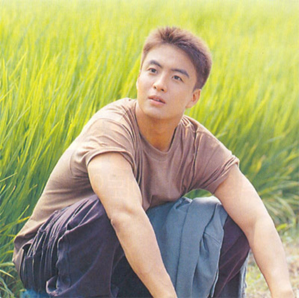 Sau này, San U cũng bỏ dở ước mơ để vào làm việc tại casino lấy tiền nuôi gia đình và chữa bệnh cho anh trai. Vai diễn cậu em út San U được ví là bước đệm quan trọng giúp Bae Yong Joon "đổi đời".