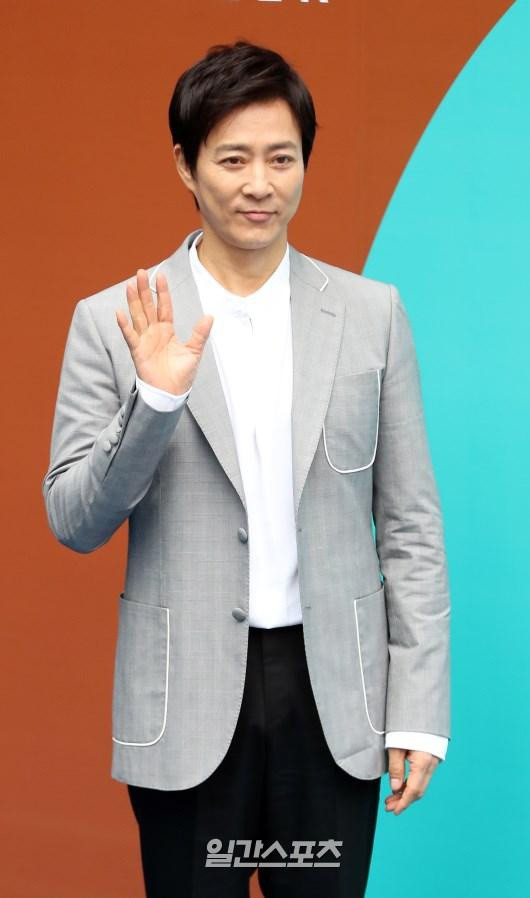 Sau 27 năm, Choi Soo Jong và Ha Hee Ra vẫn gắn bó bên nhau dù từng gặp sóng gió trong hôn nhân. Tài tử sinh năm 1962 không đóng phim, thường dành thời gian đi làm từ thiện cùng vợ.