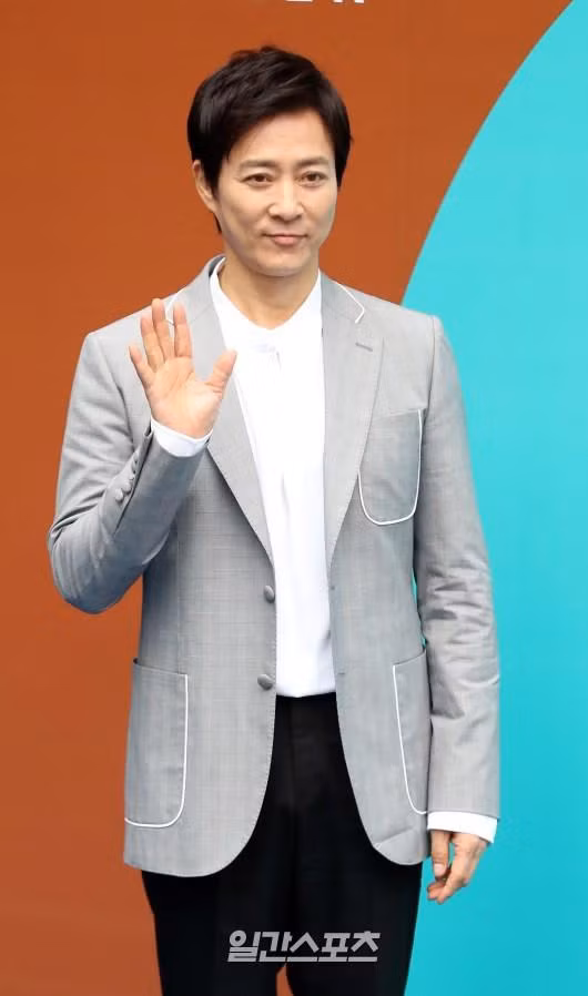 Sau 27 năm, Choi Soo Jong và Ha Hee Ra vẫn gắn bó bên nhau dù từng gặp sóng gió trong hôn nhân. Tài tử sinh năm 1962 không đóng phim, thường dành thời gian đi làm từ thiện cùng vợ.