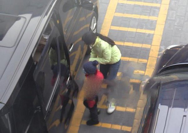 Được biết, nam diễn viên đi cùng với 1 người phụ nữ và 1 bé trai 5 tuổi. Cả 3 xuất hiện tại một bệnh viện và nhanh chóng gây chú ý.