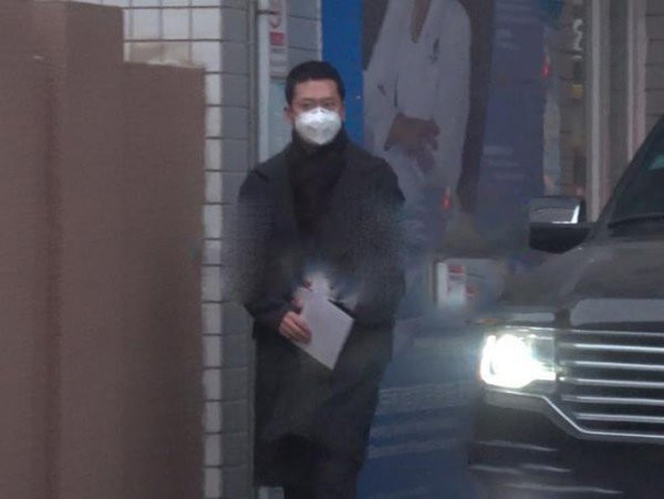 Được biết, sau khi khám xong, người phụ nữ này dắt con lên xe trong khi Châu Kiệt cầm hóa đơn tính viện phí. Anh cũng nhanh chóng ra xe và rời khỏi bệnh viện sau khi hoàn tất cả thủ tục.