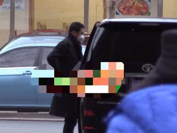 Ngay sau khi bức ảnh trên được đăng tải, nhiều người đặt dấu chấm hỏi cho nghi vấn Châu Kiệt có vợ và con trai đã giấu kín nhiều năm và giờ mới tiết lộ. Thực tế, ở tuổi 49, chuyện có con là rất bình thường đối với Châu Kiệt. Hơn thế, hiện tại Châu Kiệt được đánh giá là có sự nghiệp vững chắc. Công việc kinh doanh của anh thành công ngoài mong đợi nên không khó hiểu nếu anh thực sự có gia đình bí mật.