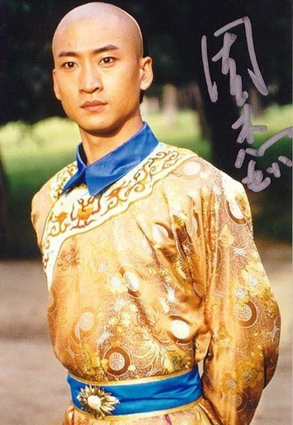 Thực tế, trong nhiều năm, Châu Kiệt thường xuyên sống cảnh một mình đơn độc. Khi còn đóng phim, anh dính một số tin đồn tình cảm và hẹn hò với vài bạn diễn nữ. Nhưng, nam diễn viên chưa từng thừa nhận rằng bản thân đã kết hôn và sinh con.