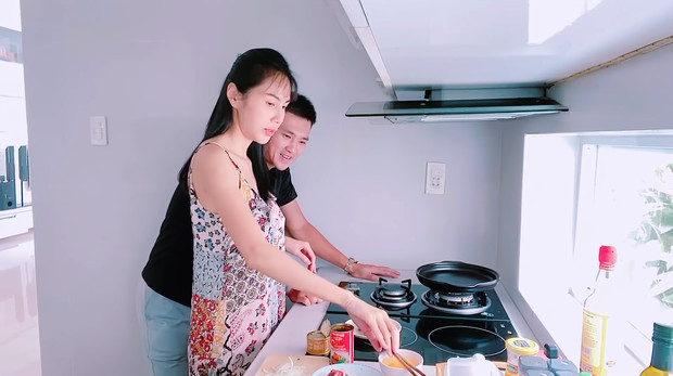 Nữ ca sĩ không nề hà nấu bất cứ món gì chồng con thích. Cô xem việc chăm sóc chồng con là niềm hạnh phúc của bản thân.