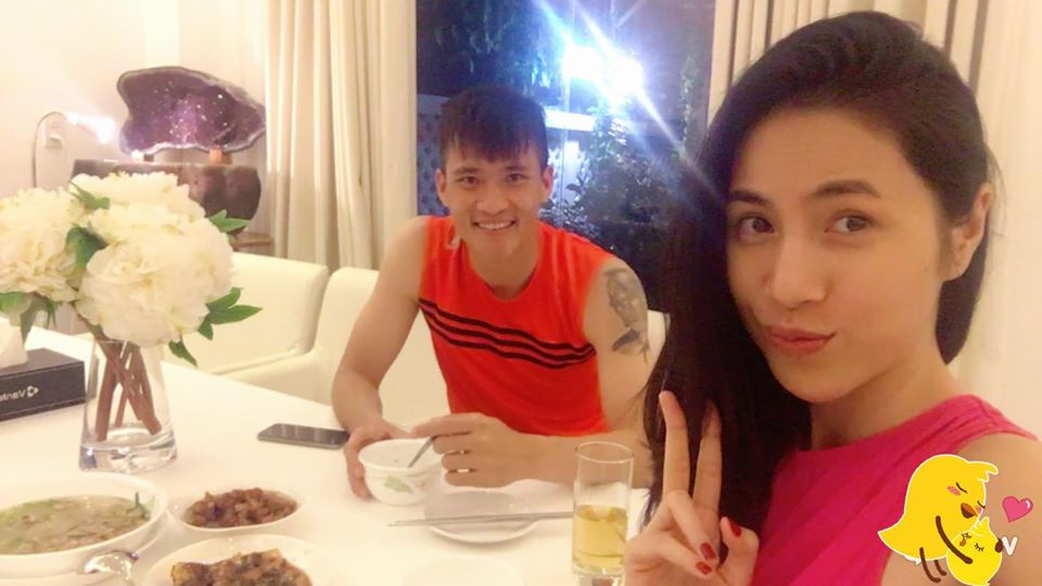 Cặp đôi tận hưởng hạnh phúc đời thường bên nhau, bình yên, ấm áp.