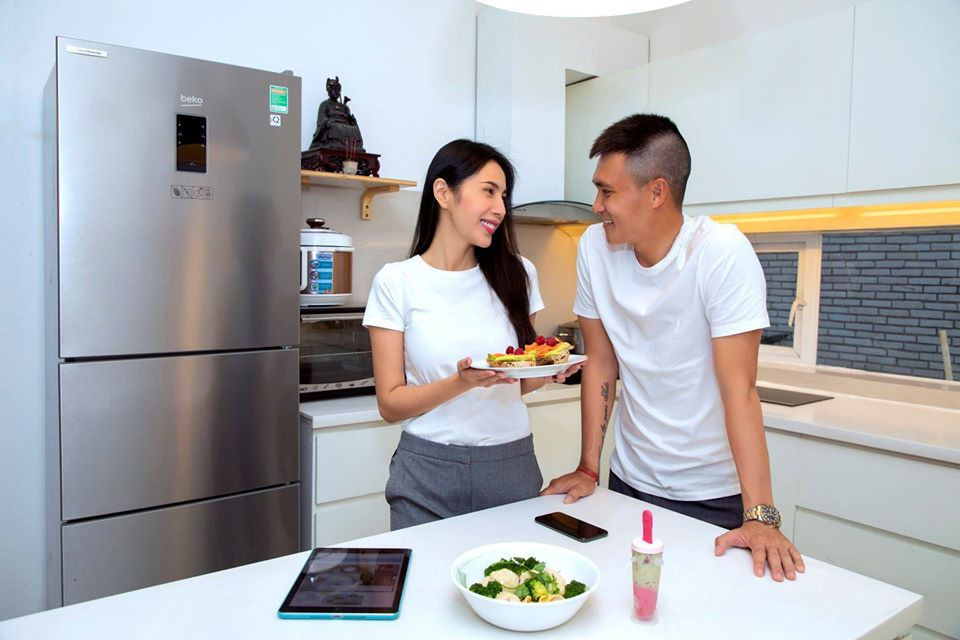 Không chỉ nữ ca sĩ biết cách chiều chồng mà ông xã Công Vinh cũng được tiếng chiều chuộng, thương yêu vợ con.