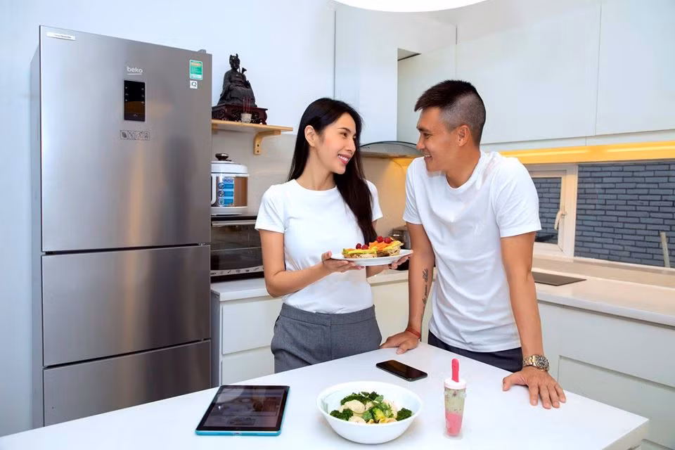 Không chỉ nữ ca sĩ biết cách chiều chồng mà ông xã Công Vinh cũng được tiếng chiều chuộng, thương yêu vợ con.