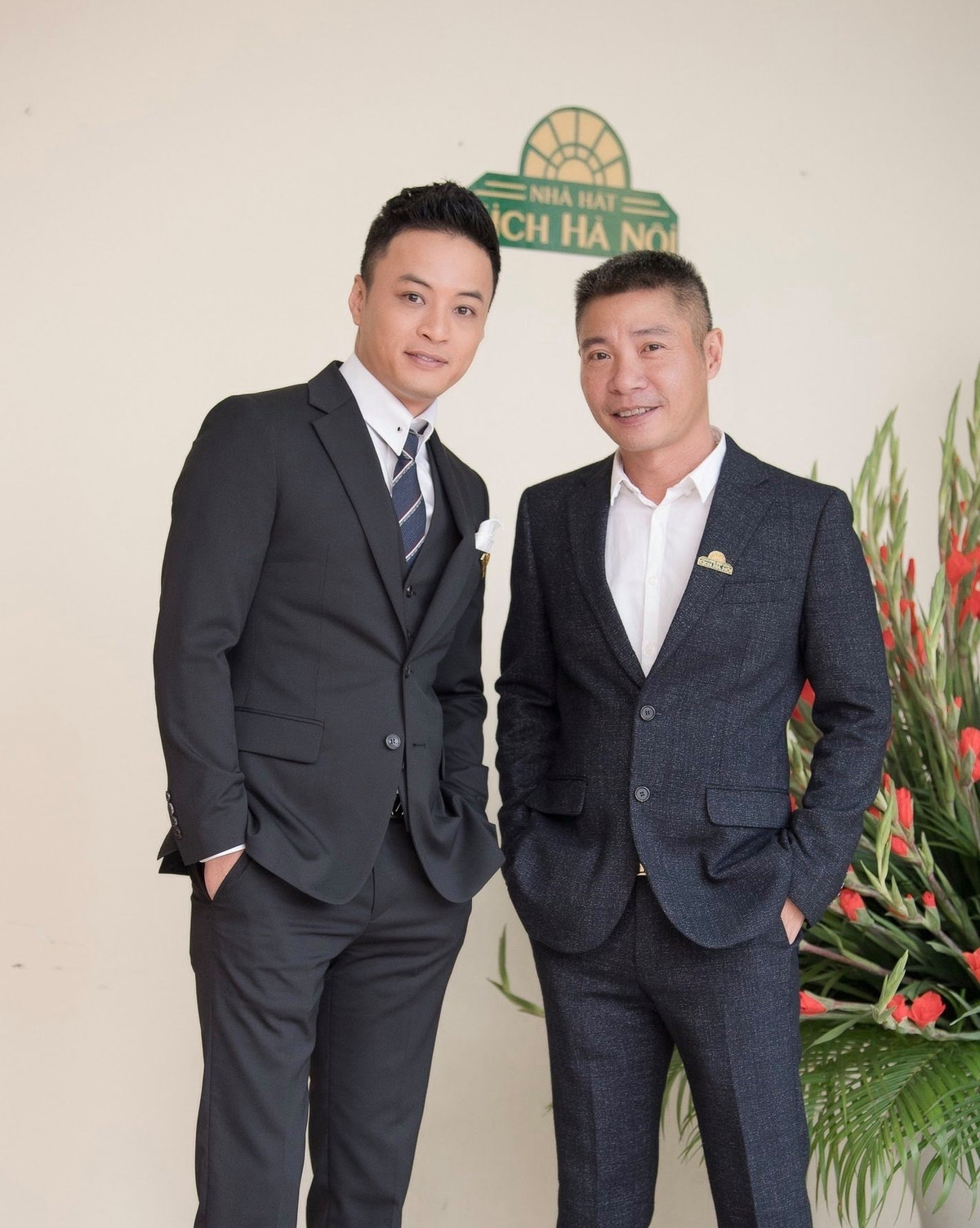 Hồng Đăng chia sẻ hình ảnh chúc mừng NSND Công Lý lên chức Phó giám đốc Nhà hát Kịch Hà Nội.