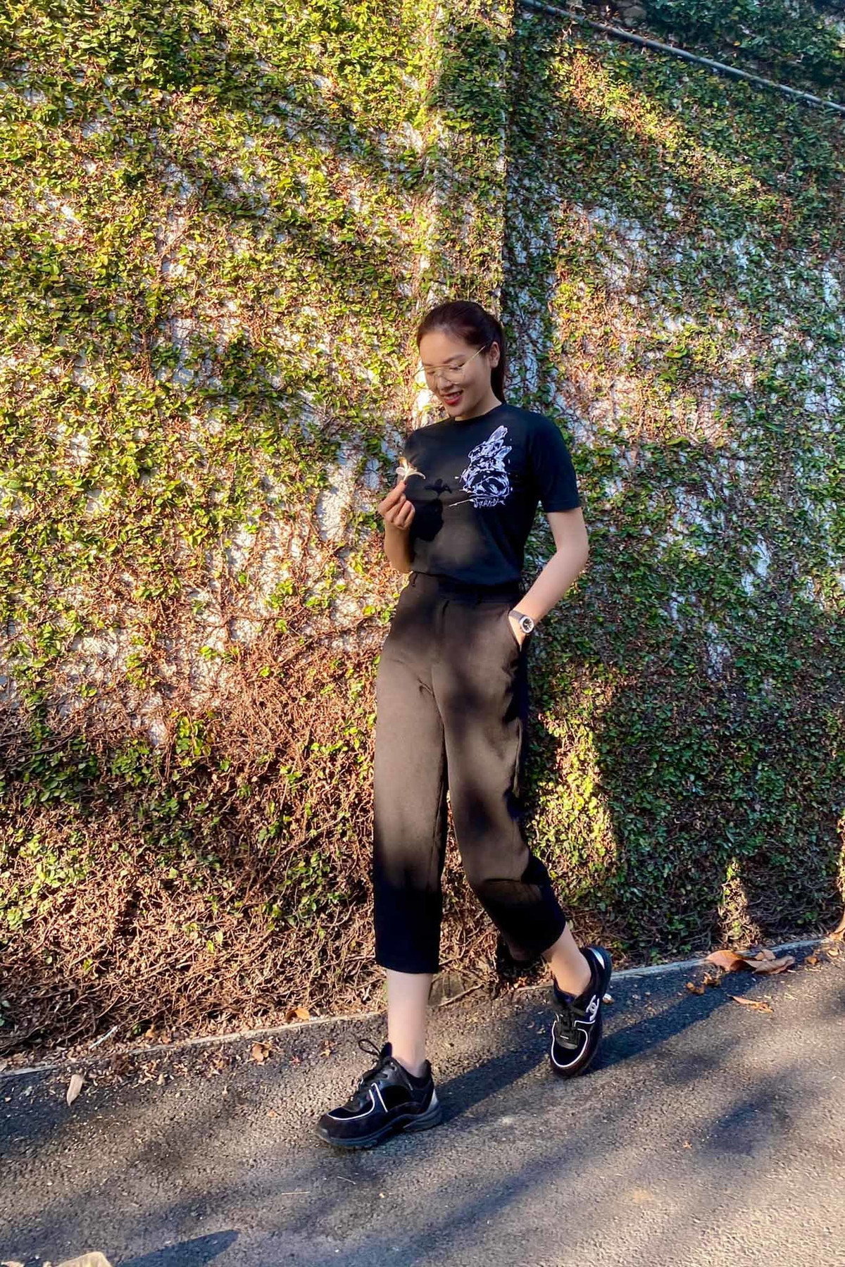 Không váy vóc cầu kỳ, Hoa hậu Kỳ Duyên giản dị nhưng vẫn xinh đẹp trong bộ trang phục màu đen khoẻ khoắn.