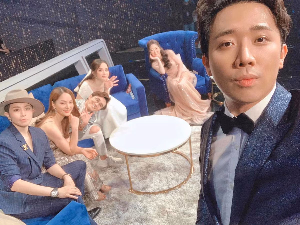 Diễn viên Lan Phương chia sẻ ảnh hậu trường cùng Trấn Thành, Hương Giang khi tham gia một gameshow truyền hình. Nữ diễn viên viết: "Lâu lắm mới có dịp gặp lại trai xinh gái đẹp ở Sài Gòn".