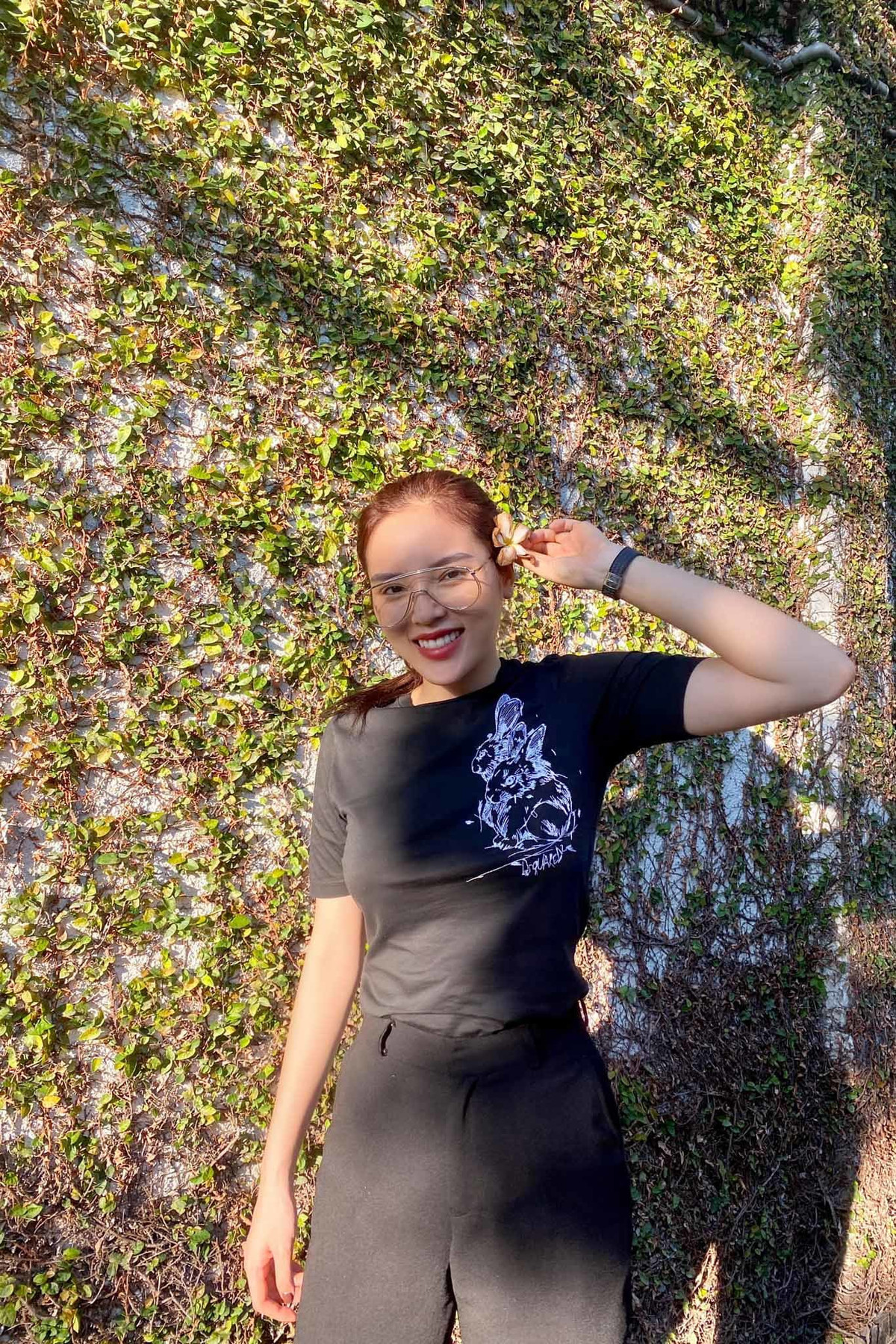 Người đẹp viết: "Lâu rồi không gặp, mọi người có nhớ mình không? Mặc nguyên 1 cây đen mà làm sao ra đứng chỗ nắng vẫn toả nắng. Trời Sài Gòn nắng nóng thật oi ả mà vẫn cười thật tươi cho mọi điều tốt đẹp phía trước".