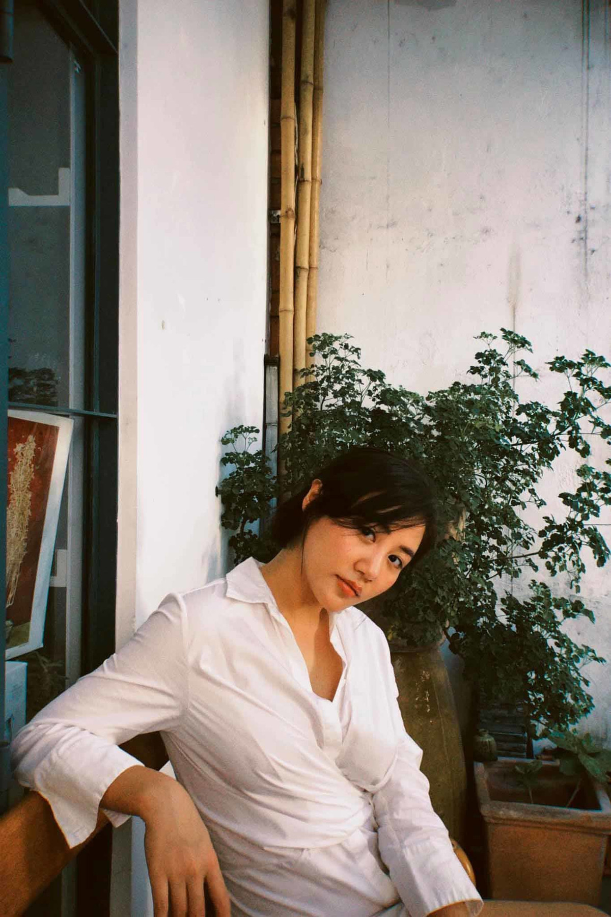 Văn Mai Hương đăng tải hình ảnh nhẹ nhàng cùng chia sẻ ẩn ý: "Bất kỳ tính từ nào tồn tại trên cuộc đời này đều không đến một cách tự nhiên. Buồn đau, vui sướng, hay thậm chí là khắc khoải cô đơn. Đôi khi bản thân bị động trong việc đón nhận. Nhưng quan trọng hơn, vẫn là cách chúng ta đối diện với nó, chắc chắn".