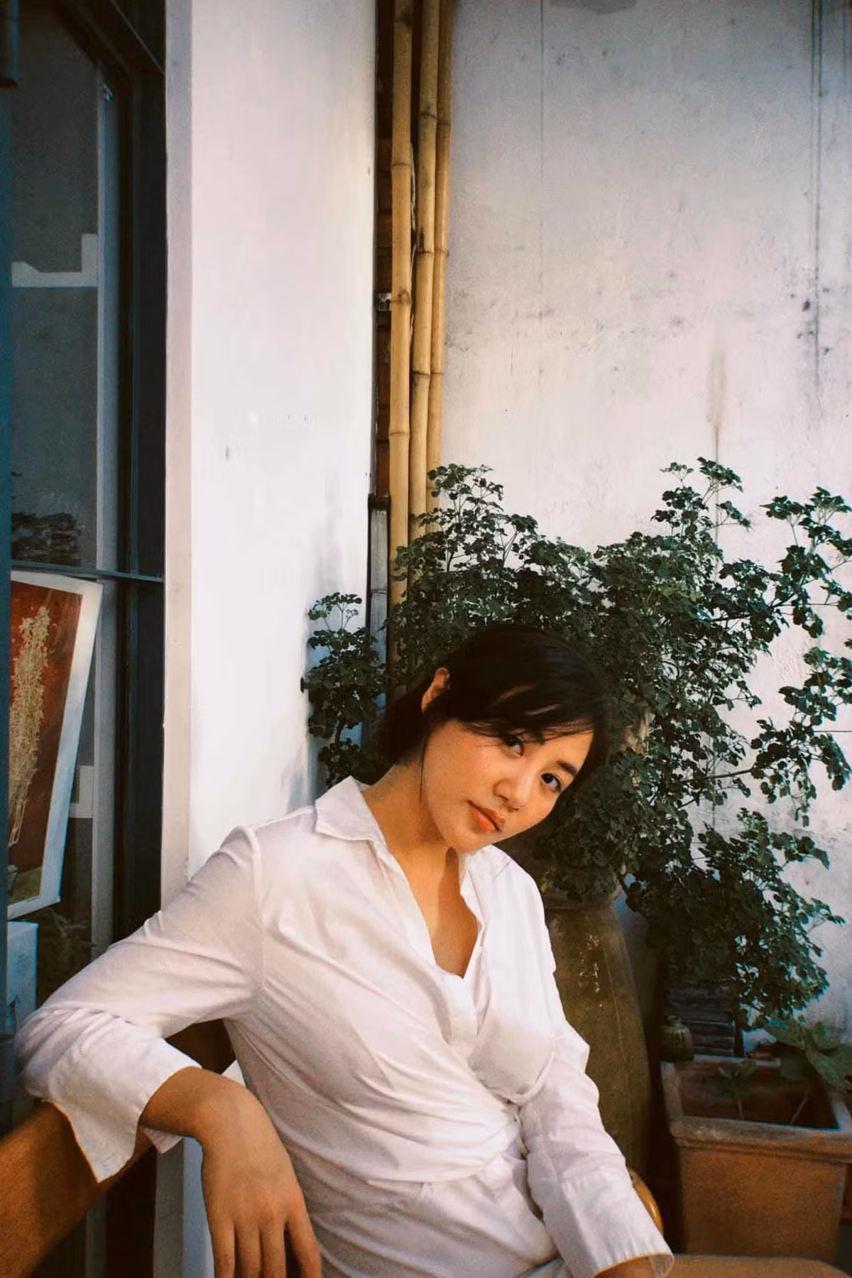 Văn Mai Hương đăng tải hình ảnh nhẹ nhàng cùng chia sẻ ẩn ý: "Bất kỳ tính từ nào tồn tại trên cuộc đời này đều không đến một cách tự nhiên. Buồn đau, vui sướng, hay thậm chí là khắc khoải cô đơn. Đôi khi bản thân bị động trong việc đón nhận. Nhưng quan trọng hơn, vẫn là cách chúng ta đối diện với nó, chắc chắn".