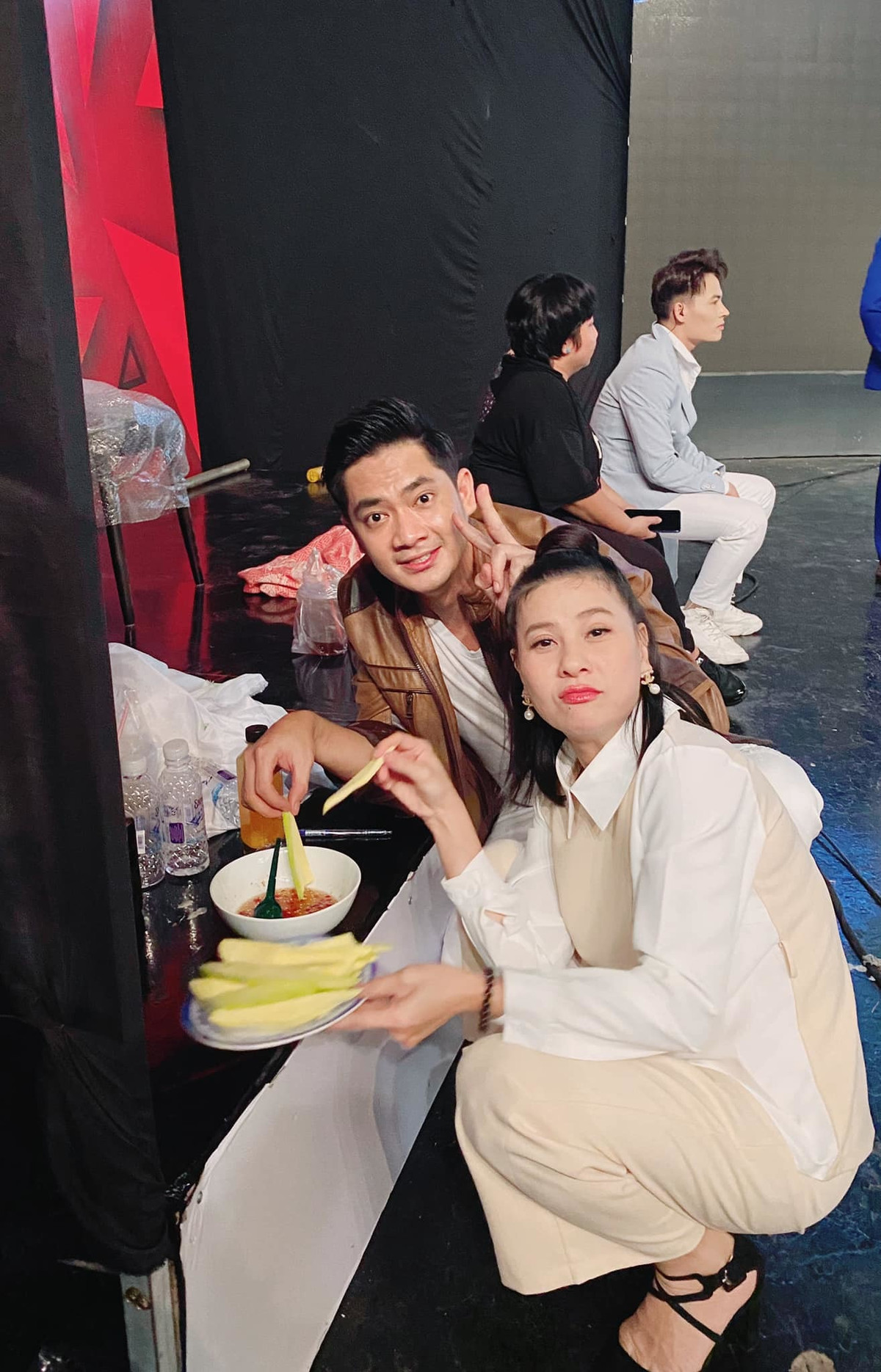 Cát Phượng cùng Minh Luân hài hước ngồi ăn xoài chua trong hậu trường buổi ghi hình. "Hôm qua không hiểu sao thèm chua. Hết ăn xoài chua đến uống nước cam, uống luôn 2 chai cam ngọt xớt. Ngọt đây không phải cam ngọt mà là uống ngon lành 1 hơi", nữ nghệ sĩ viết.
