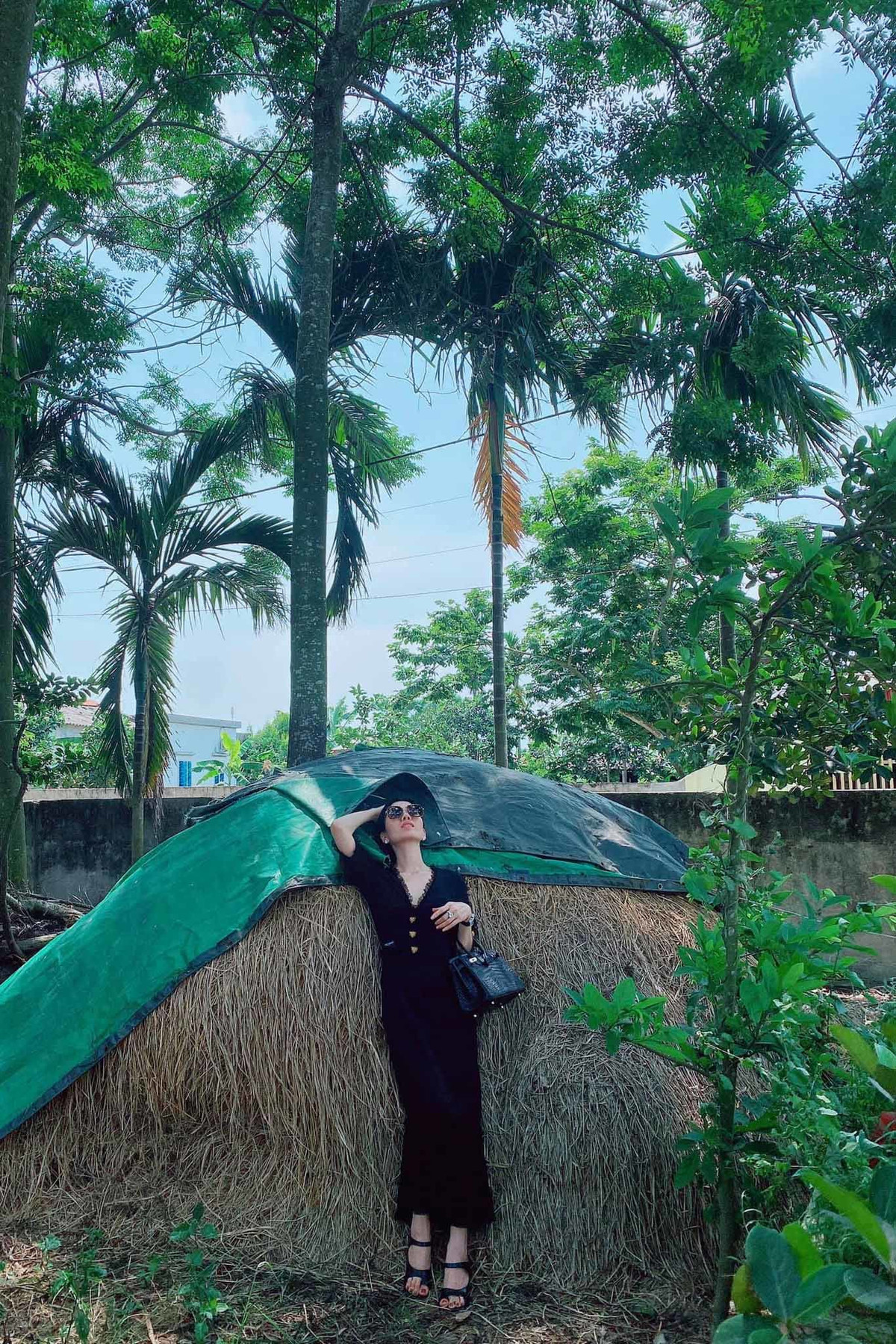 "Bố ơi, về quê thích quá. Con chẳng muốn về. Ai cũng nhớ bố", nữ ca sĩ viết.