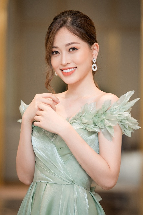 Đối lập với cặp song Linh, Phương Nga chọn cho mình bộ cánh cũng là thiết kế của Nguyễn Minh Tuấn có tông màu lạnh. Chiếc váy hở vai giúp nàng á hậu khoe xương quai xanh quyến rũ.