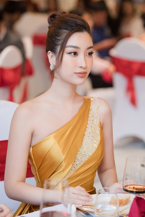 Chọn kiểu tóc búi cao, nàng hậu gốc Hà Nội toát lên vẻ đẹp kiêu sa lộng lẫy ở độ tuổi 24.