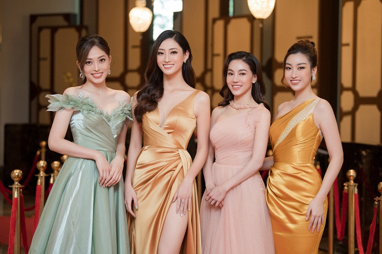 Đặc biệt, “bà trùm hoa hậu” Phạm Kim Dung cũng góp mặt trong sự kiện. Cô tạo dáng cùng dàn mỹ nhân.