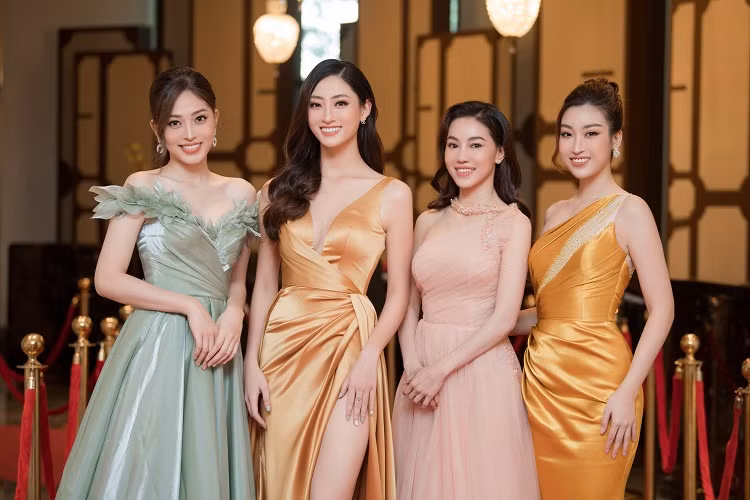 Đặc biệt, “bà trùm hoa hậu” Phạm Kim Dung cũng góp mặt trong sự kiện. Cô tạo dáng cùng dàn mỹ nhân.