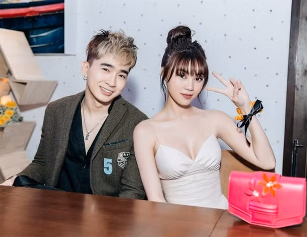 Mới đây, trên một diễn đàn về showbiz Việt đã chia sẻ những hình ảnh được người này vô tình ghi lại ở Đà Lạt. Và cặp đôi “lạ mà quen” của showbiz Việt đã được cư dân mạng nhanh chóng nhận ra không ai khác chính là Ninh Dương Lan Ngọc và Chi Dân.