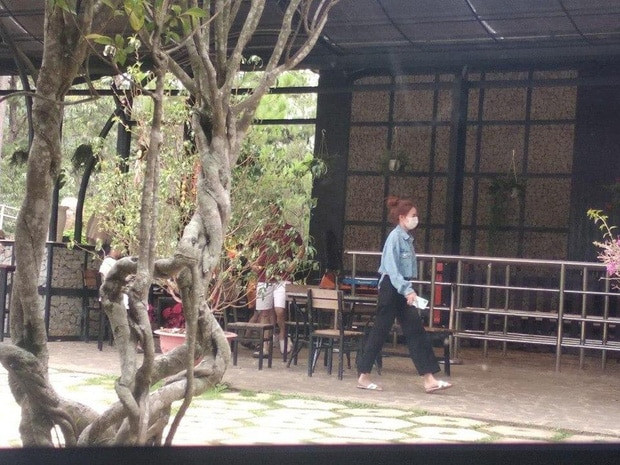 Được biết, Lan Ngọc và Chi Dân đi chung với một nhóm bạn. Cũng vì vậy khi một thành viên trong nhóm đăng ảnh càng khiến cộng đồng mạng tin rằng diễn biến tình cảm của cặp đôi không chỉ là tin đồn.