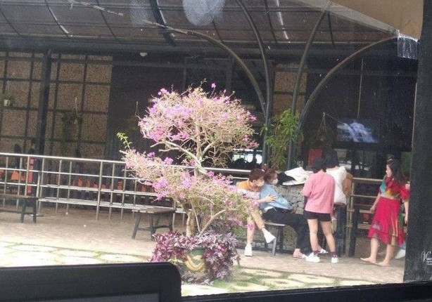 Có vẻ cặp đôi đã cố tình tránh xuất hiện cùng nhau, thế nhưng khoảnh khắc cả hai cùng xuất hiện ở 1 địa điểm thậm chí là ôm nhau đầy ngọt ngào đã chứng minh chuyện cả hai hẹn hò. Lan Ngọc và Chi Dân cũng cẩn thận đeo khẩu trang kín để tránh nhiều người nhận ra.