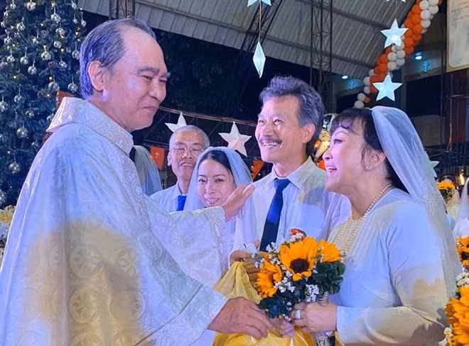 Trên trang cá nhân, danh ca Hương Lan vừa chia sẻ hình ảnh lễ cưới của vợ chồng bà tại nhà thờ Ba Giồng, Tiền Giang. Hình ảnh nữ ca sĩ sinh năm 1956 mặc áo dài trắng, cầm hoa bên ông xã dưới sự căn dặn của cha xứ khiến mọi người xúc động.