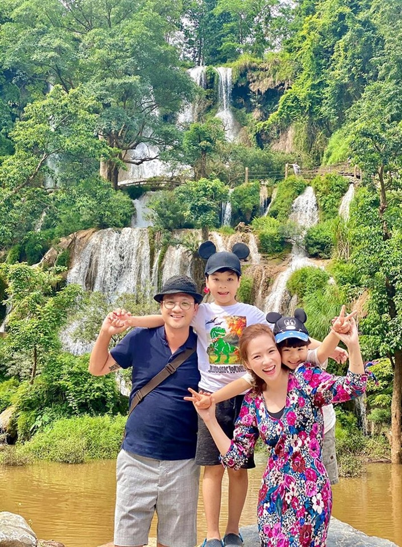 Đan Lê đăng ảnh gia đình đi chơi vui vẻ kèm quan điểm nuôi dạy con hữu ích.